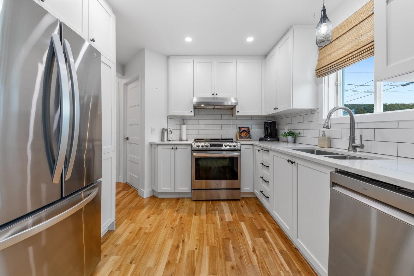 Cuisine - 447 Rue Favreau, Saint-Jean-Sur-Richelieu, QC - Indoor Photo Showing Kitchen With Double Sink With Upgraded Kitchen