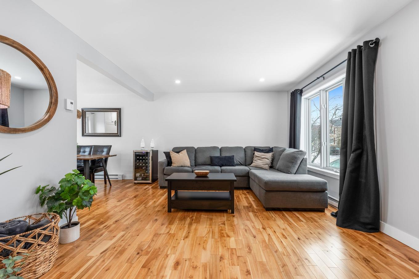 Salon - 447 Rue Favreau, Saint-Jean-Sur-Richelieu, QC - Indoor Photo Showing Living Room