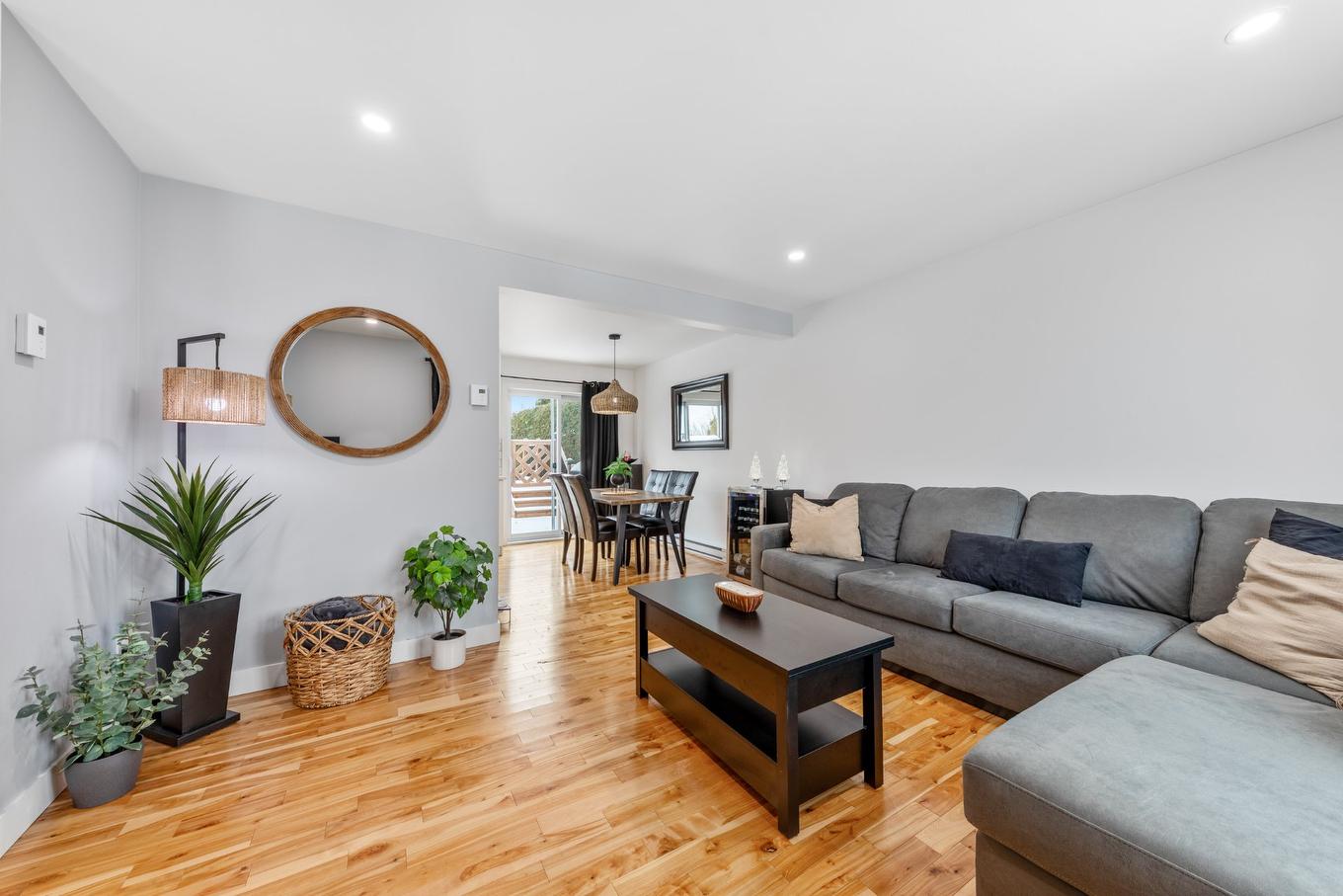 Vue d'ensemble - 447 Rue Favreau, Saint-Jean-Sur-Richelieu, QC - Indoor Photo Showing Living Room