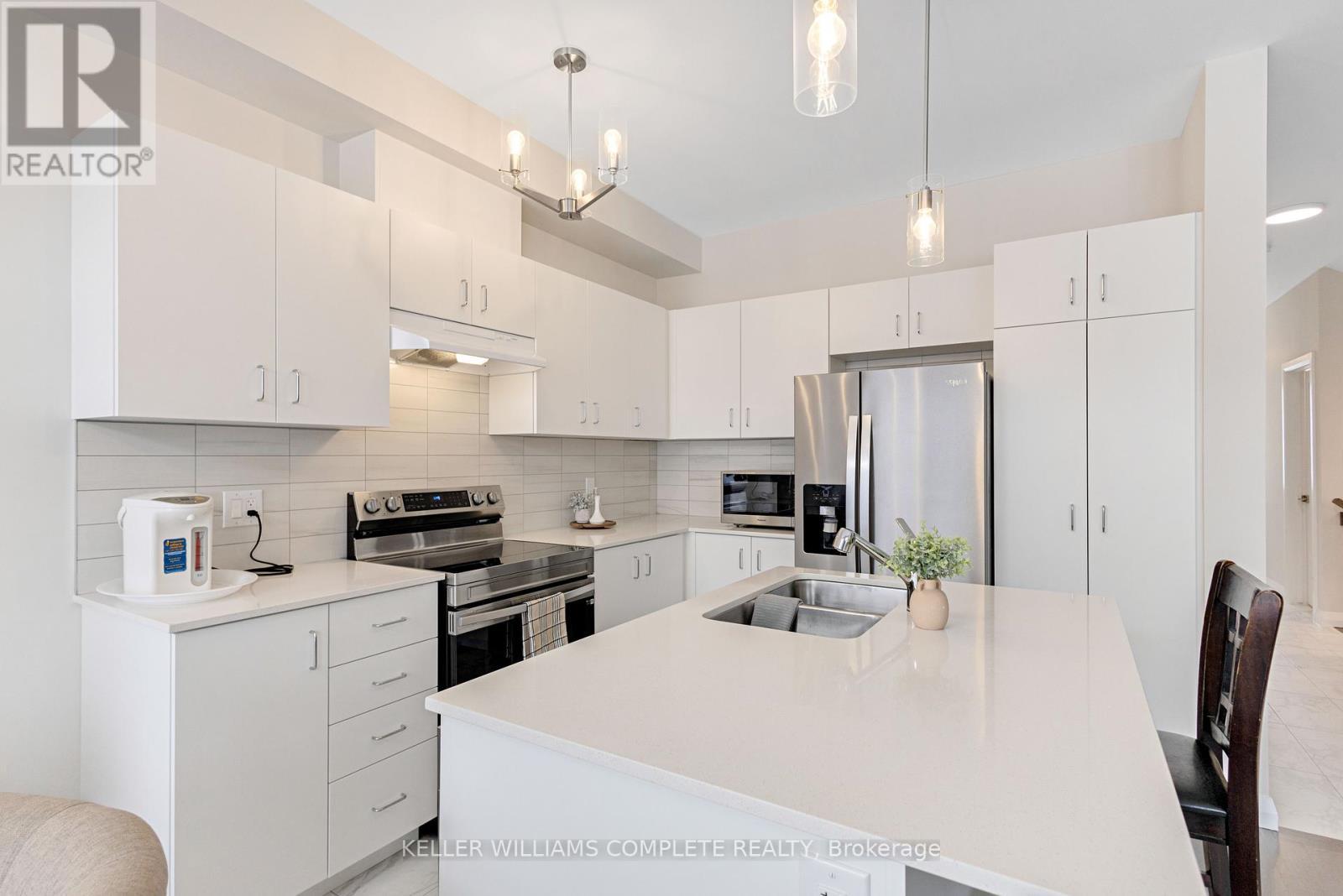 5 Cherry Blossom Heights, Hamilton, ON - Indoor Photo Showing Kitchen With Stainless Steel Kitchen With Double Sink With Upgraded Kitchen