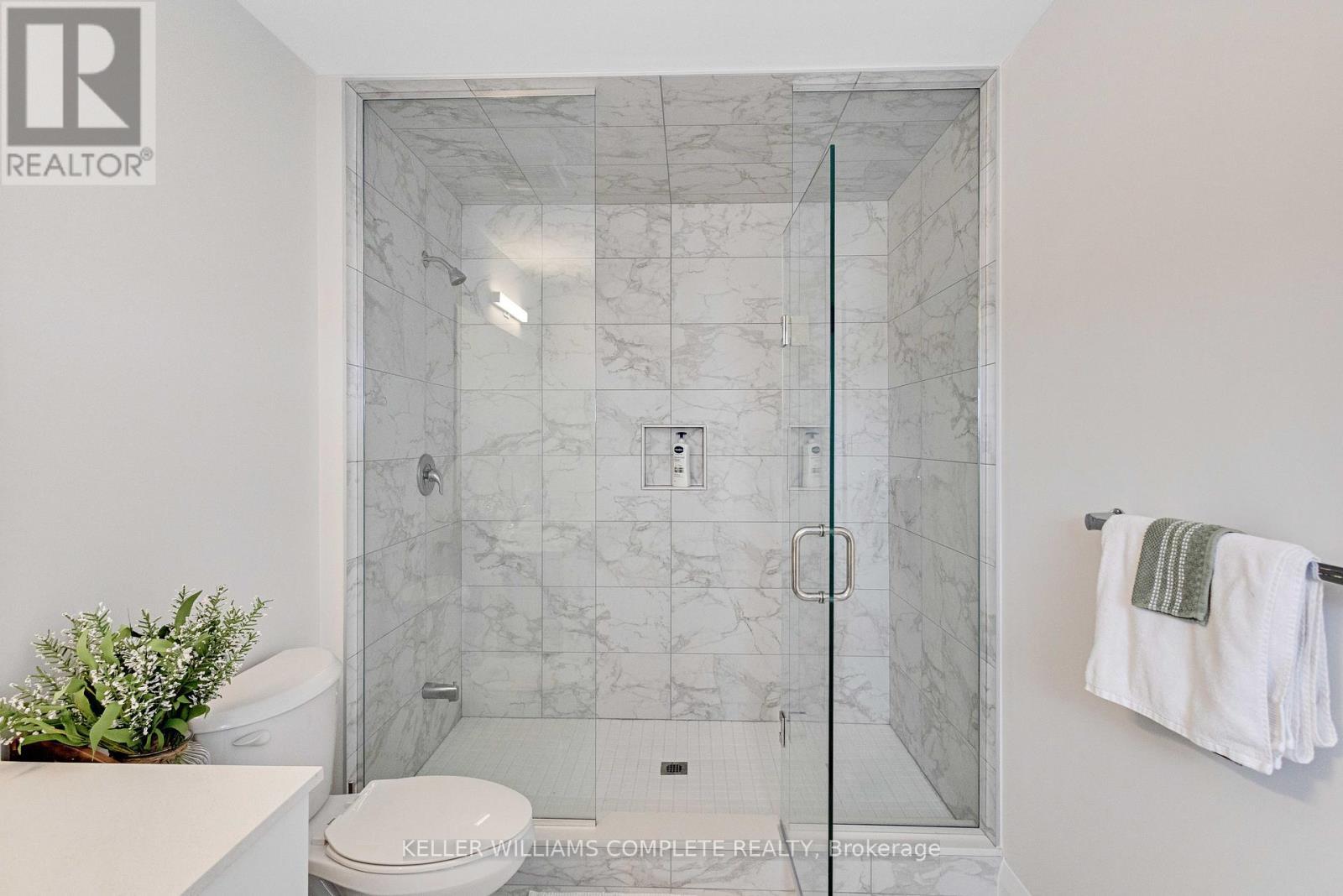 5 Cherry Blossom Heights, Hamilton, ON - Indoor Photo Showing Bathroom