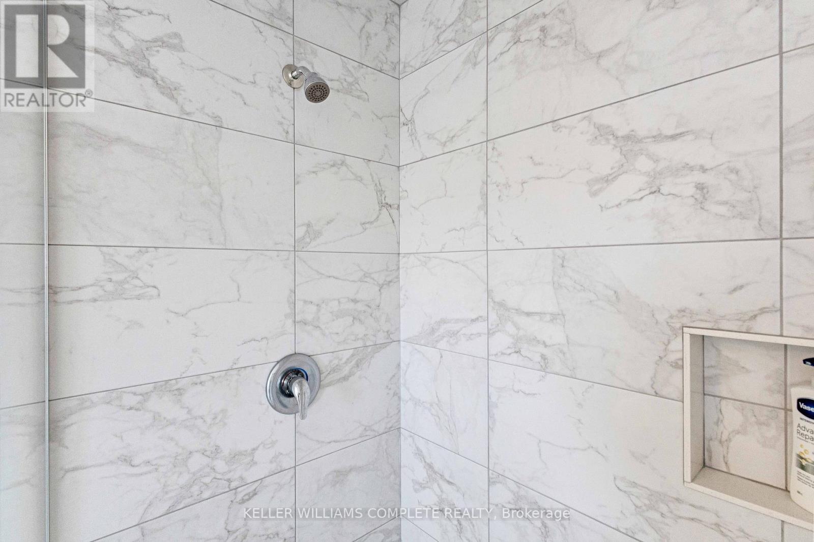 5 Cherry Blossom Heights, Hamilton, ON - Indoor Photo Showing Bathroom