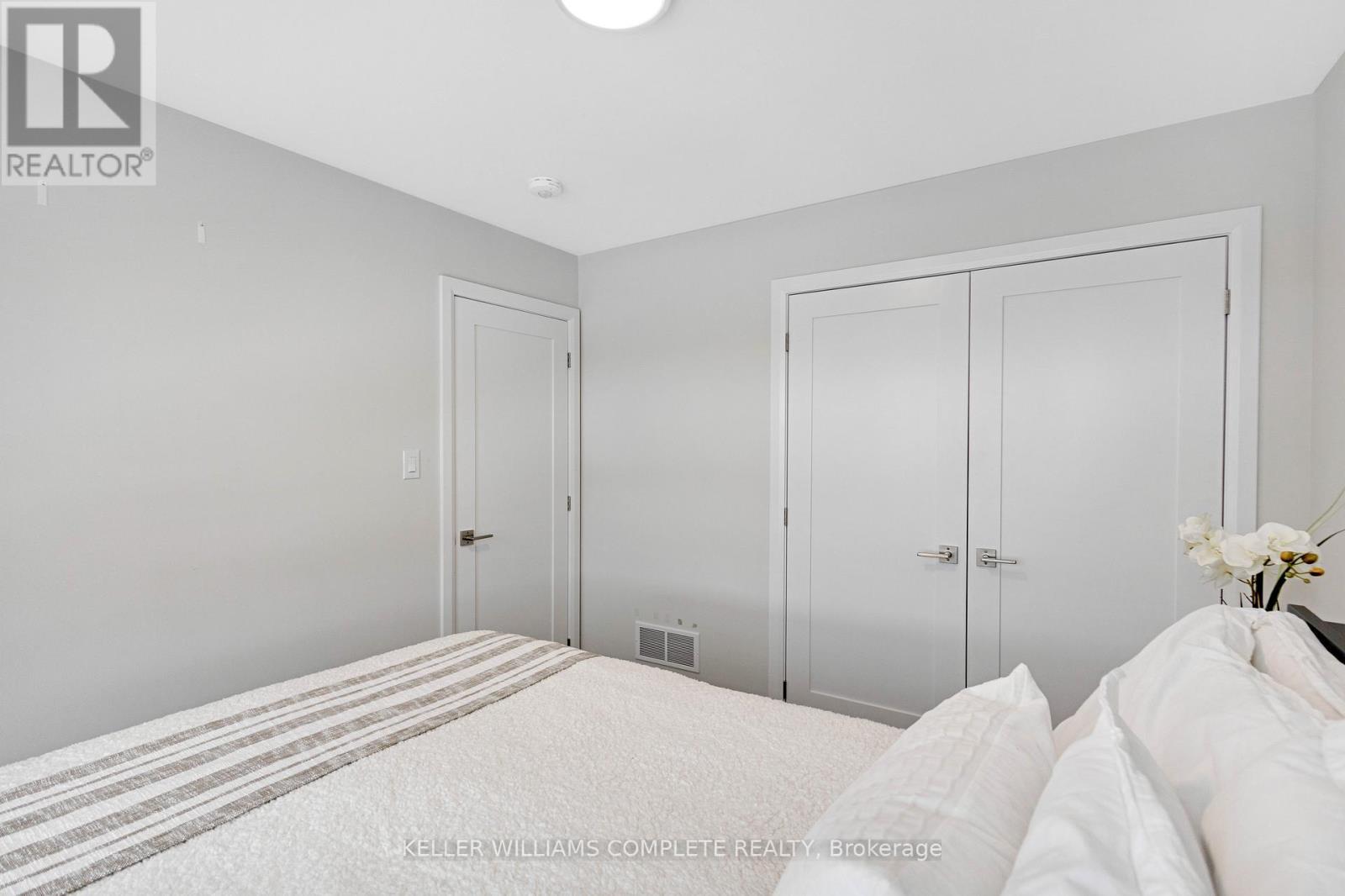 5 Cherry Blossom Heights, Hamilton, ON - Indoor Photo Showing Bedroom