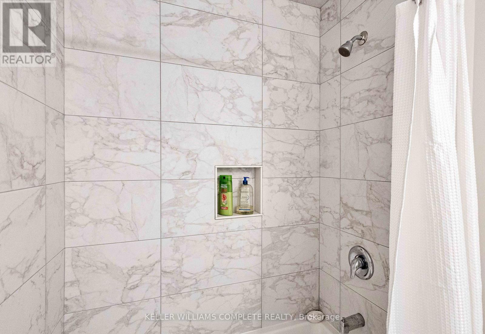 5 Cherry Blossom Heights, Hamilton, ON - Indoor Photo Showing Bathroom