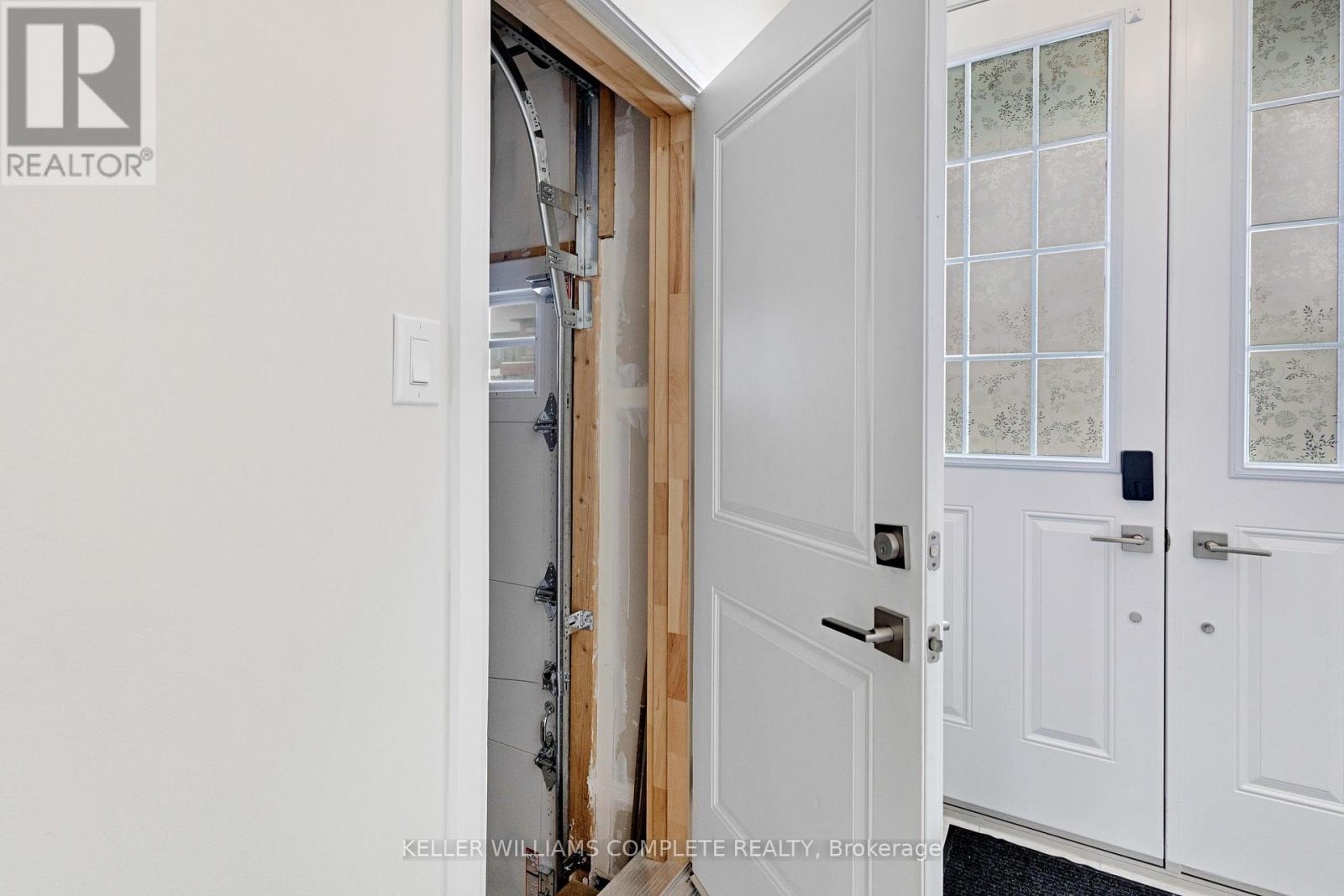 5 Cherry Blossom Heights, Hamilton, ON - Indoor Photo Showing Other Room