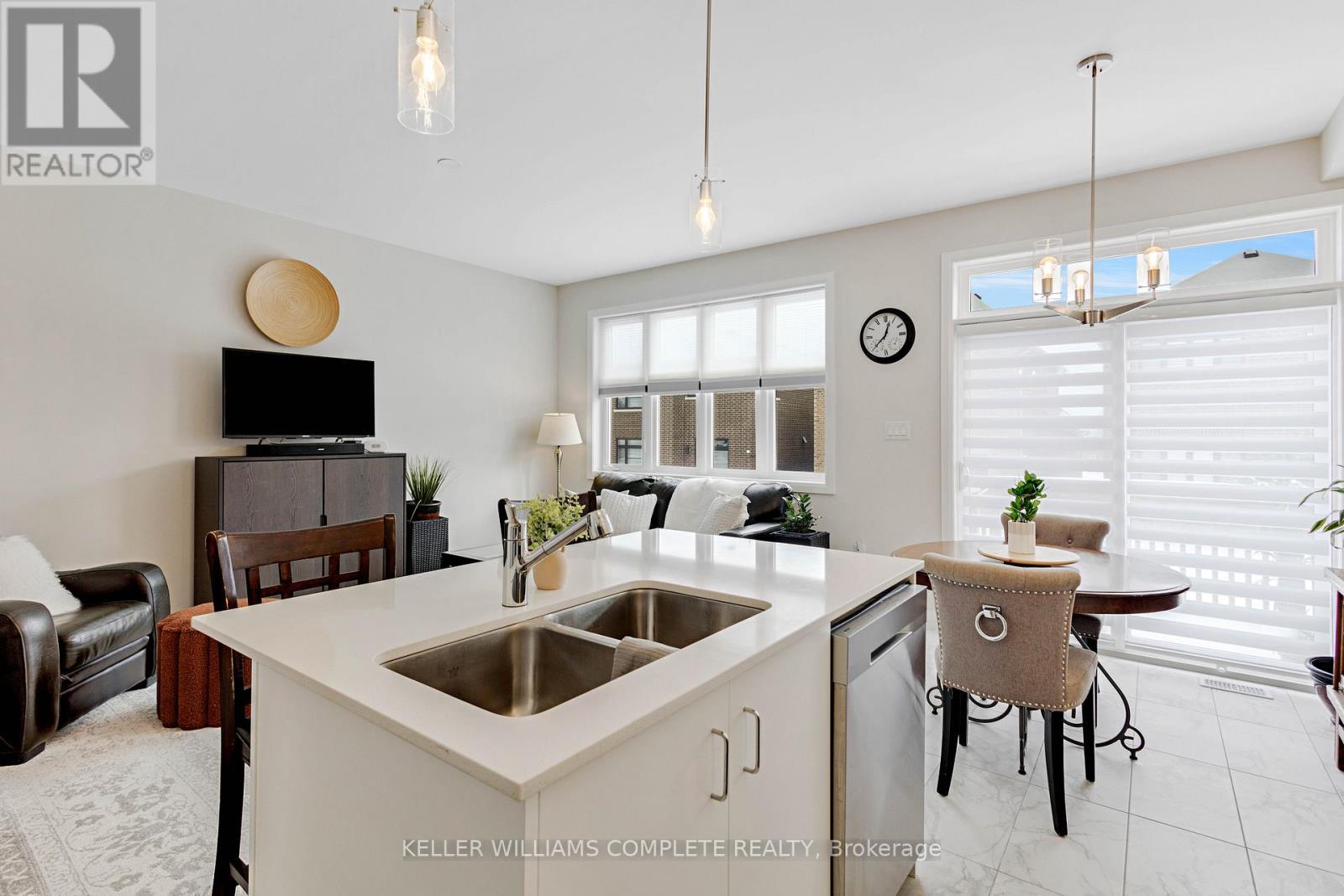 5 Cherry Blossom Heights, Hamilton, ON - Indoor Photo Showing Kitchen With Double Sink