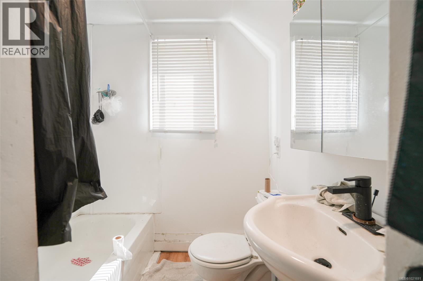 2758 Anderson Ave, Port Alberni, BC - Indoor Photo Showing Bathroom