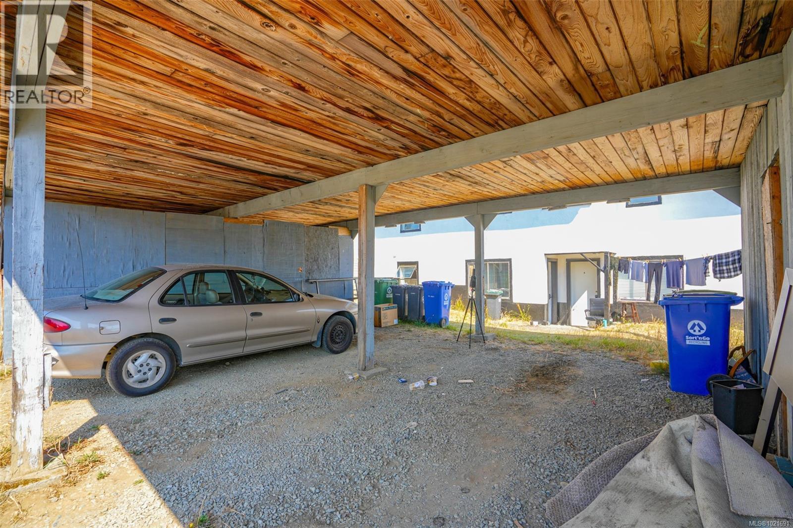 2758 Anderson Ave, Port Alberni, BC - Indoor Photo Showing Garage