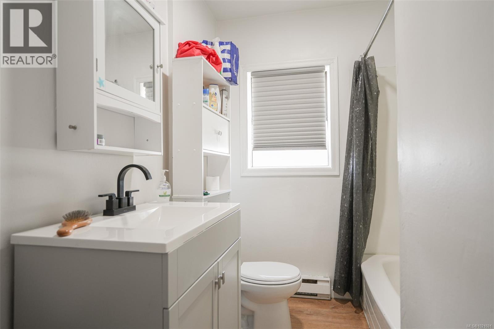 2758 Anderson Ave, Port Alberni, BC - Indoor Photo Showing Bathroom