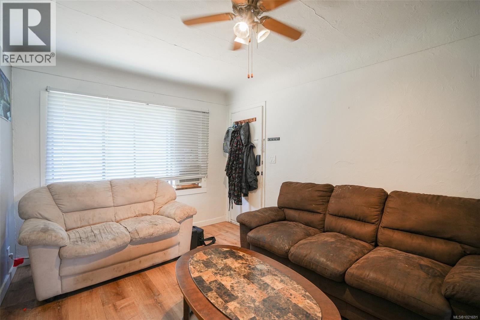 2758 Anderson Ave, Port Alberni, BC - Indoor Photo Showing Living Room