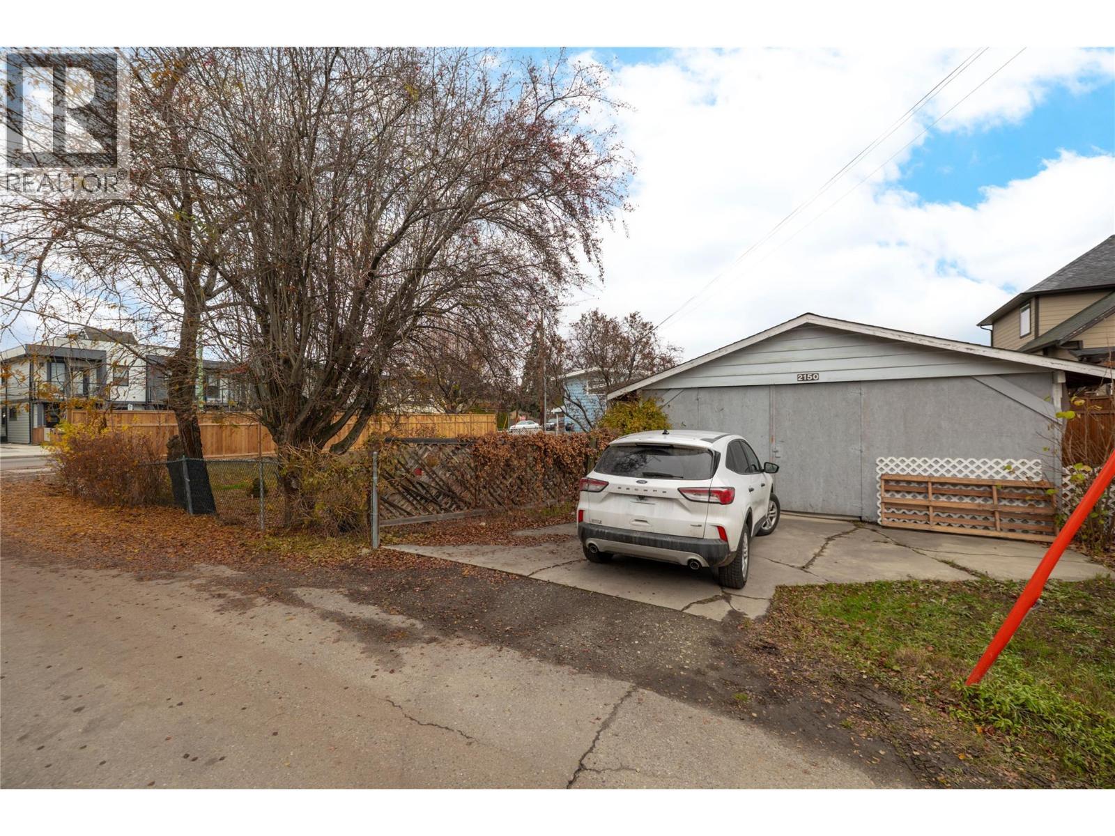 2150 Burnett Street, Kelowna, BC - Outdoor