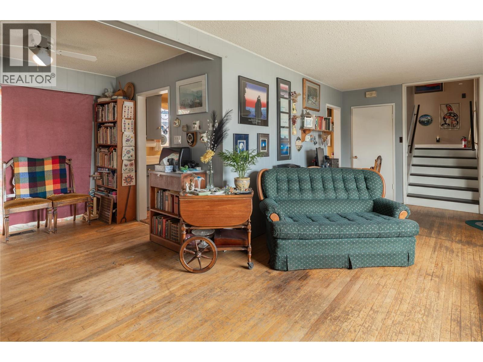 2150 Burnett Street, Kelowna, BC - Indoor Photo Showing Living Room