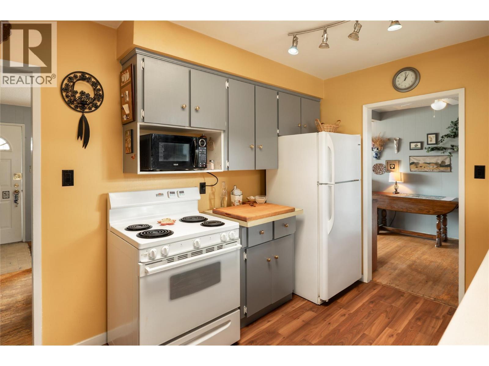 2150 Burnett Street, Kelowna, BC - Indoor Photo Showing Kitchen