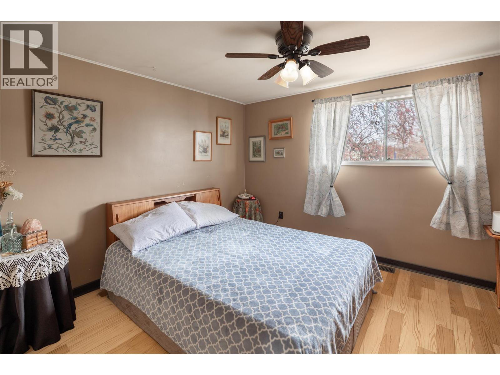 2150 Burnett Street, Kelowna, BC - Indoor Photo Showing Bedroom