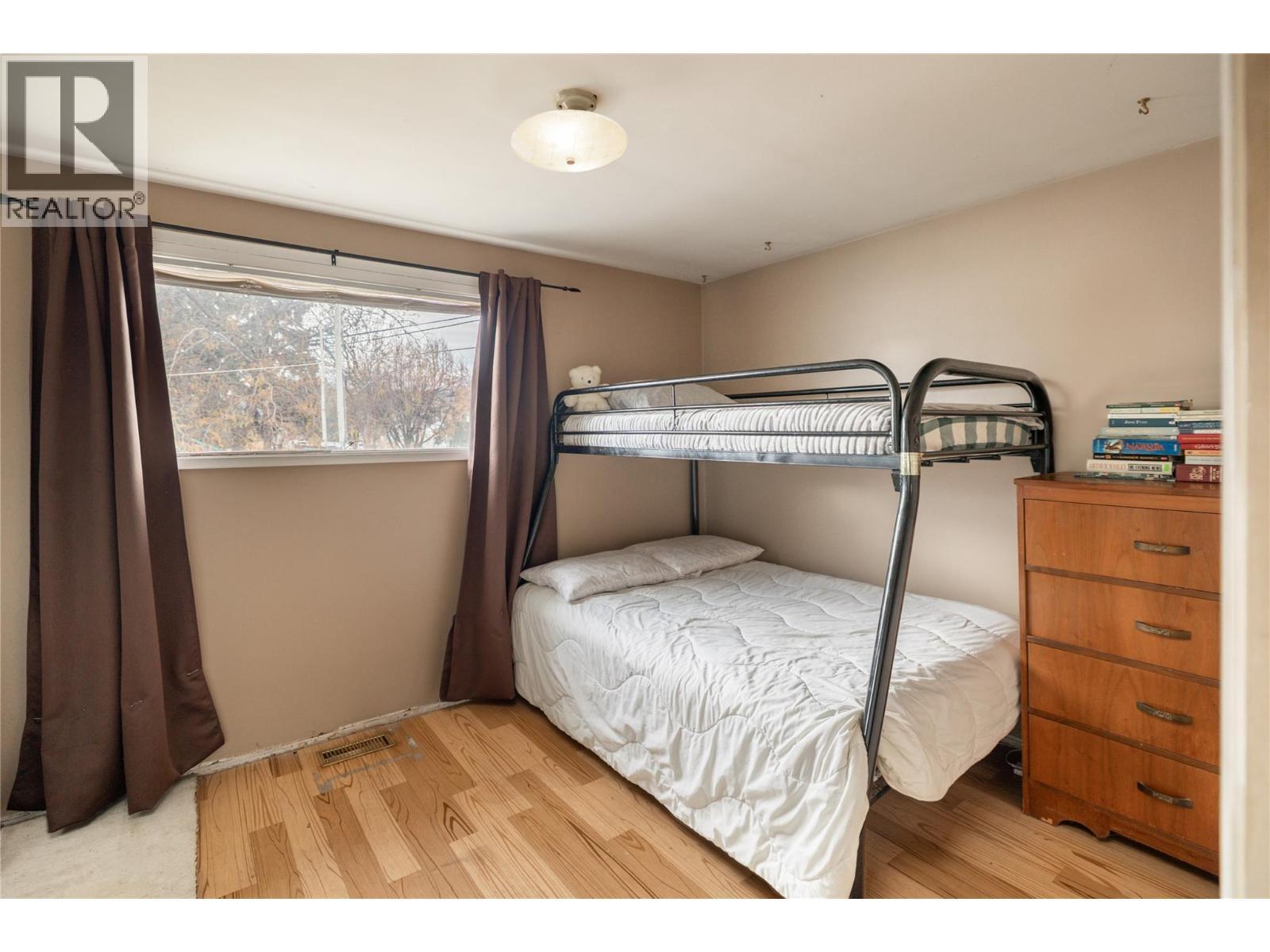 2150 Burnett Street, Kelowna, BC - Indoor Photo Showing Bedroom