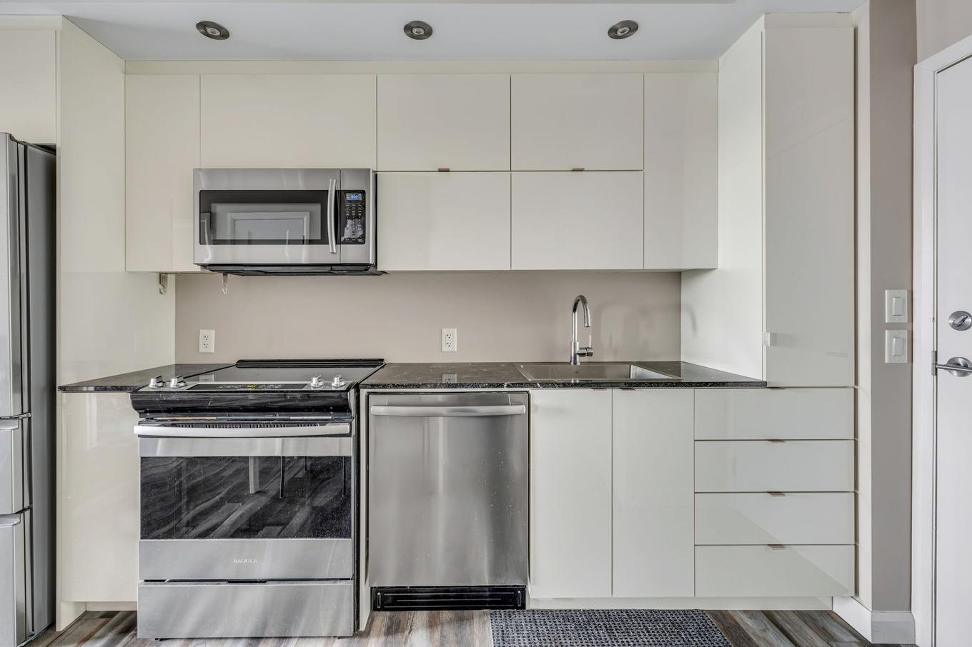 Cuisine - 408-937 Av. Roland-Beaudin, Québec (Sainte-Foy/Sillery/Cap-Rouge), QC - Indoor Photo Showing Kitchen With Upgraded Kitchen