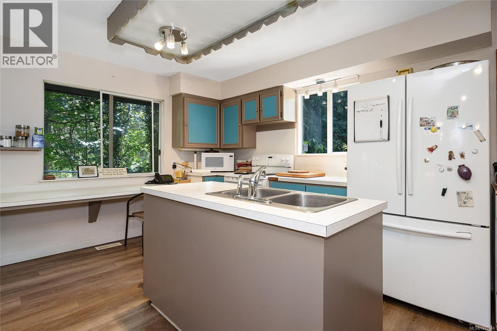 3795 Glenora Rd, Duncan, BC - Indoor Photo Showing Kitchen With Double Sink