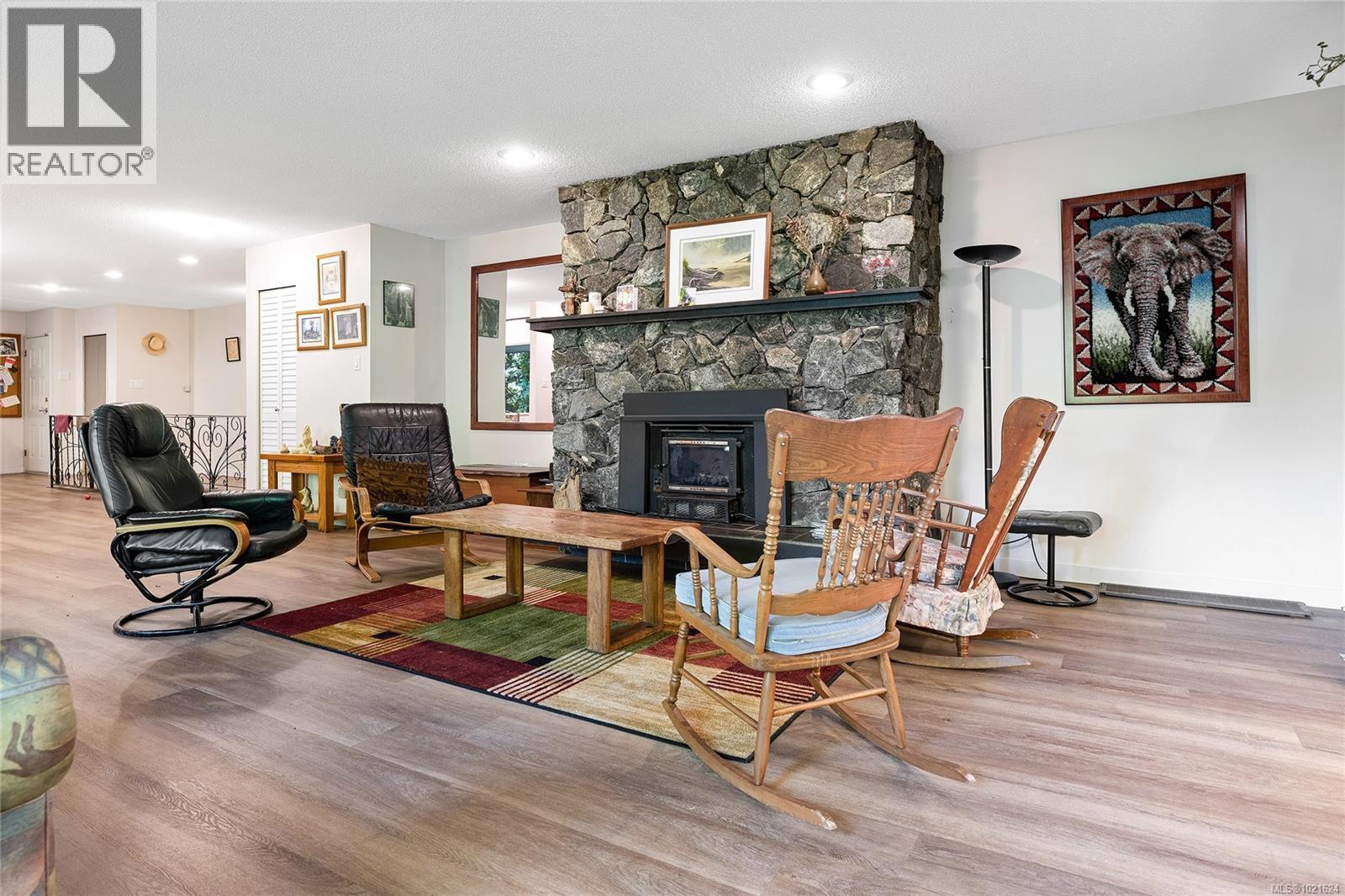 3795 Glenora Rd, Duncan, BC - Indoor Photo Showing Other Room With Fireplace