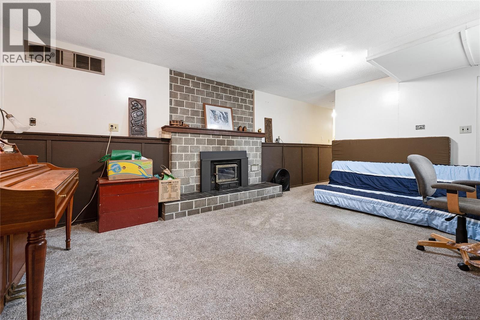 3795 Glenora Rd, Duncan, BC - Indoor With Fireplace