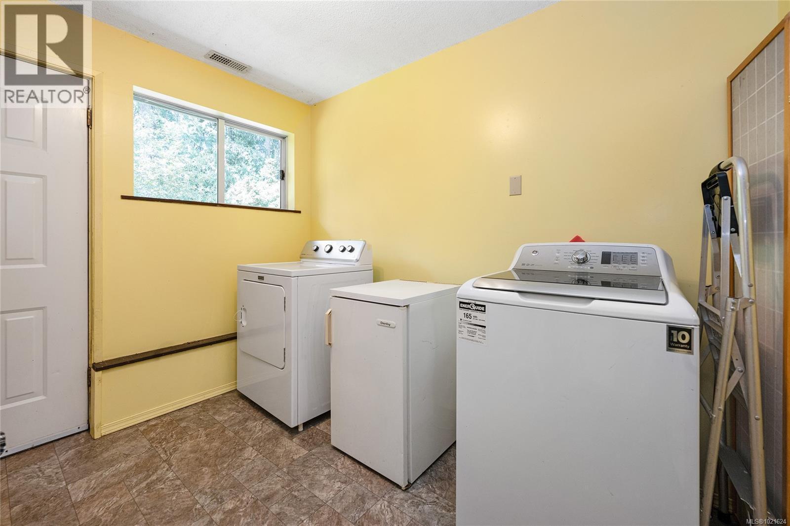 3795 Glenora Rd, Duncan, BC - Indoor Photo Showing Laundry Room