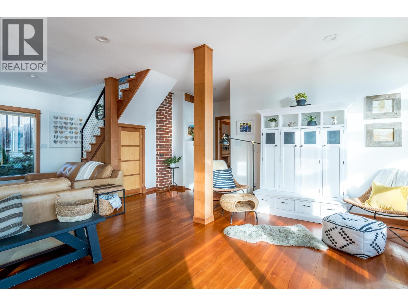 811 Marine Drive, Gibsons, BC - Indoor Photo Showing Living Room