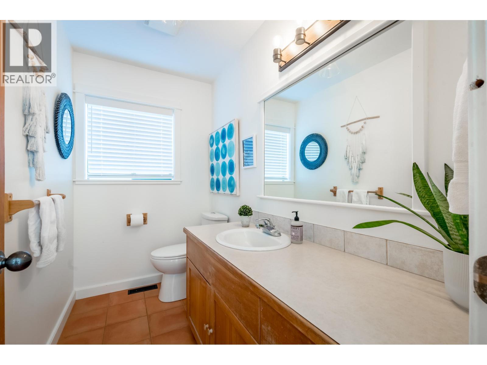 811 Marine Drive, Gibsons, BC - Indoor Photo Showing Bathroom