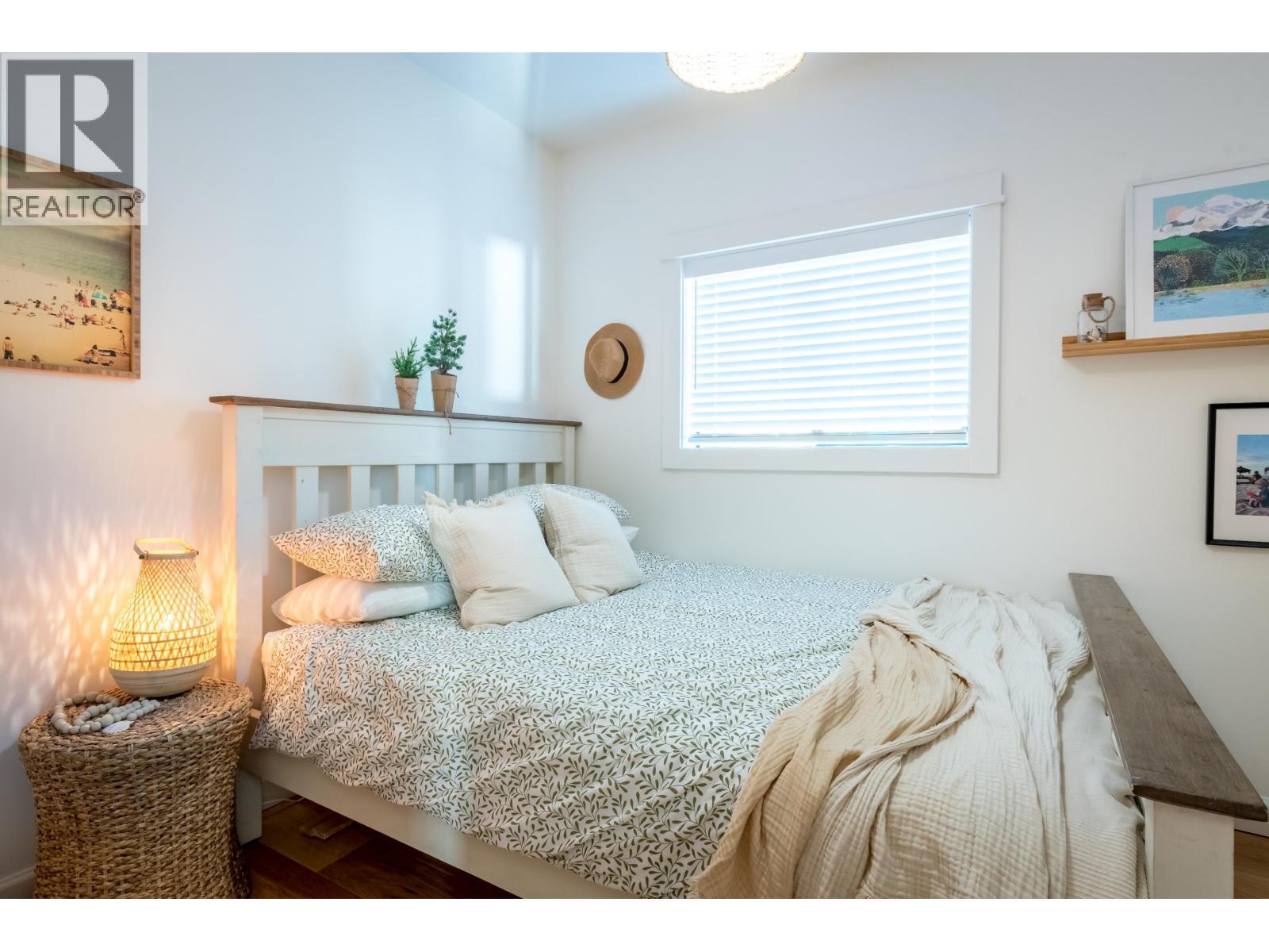 811 Marine Drive, Gibsons, BC - Indoor Photo Showing Bedroom