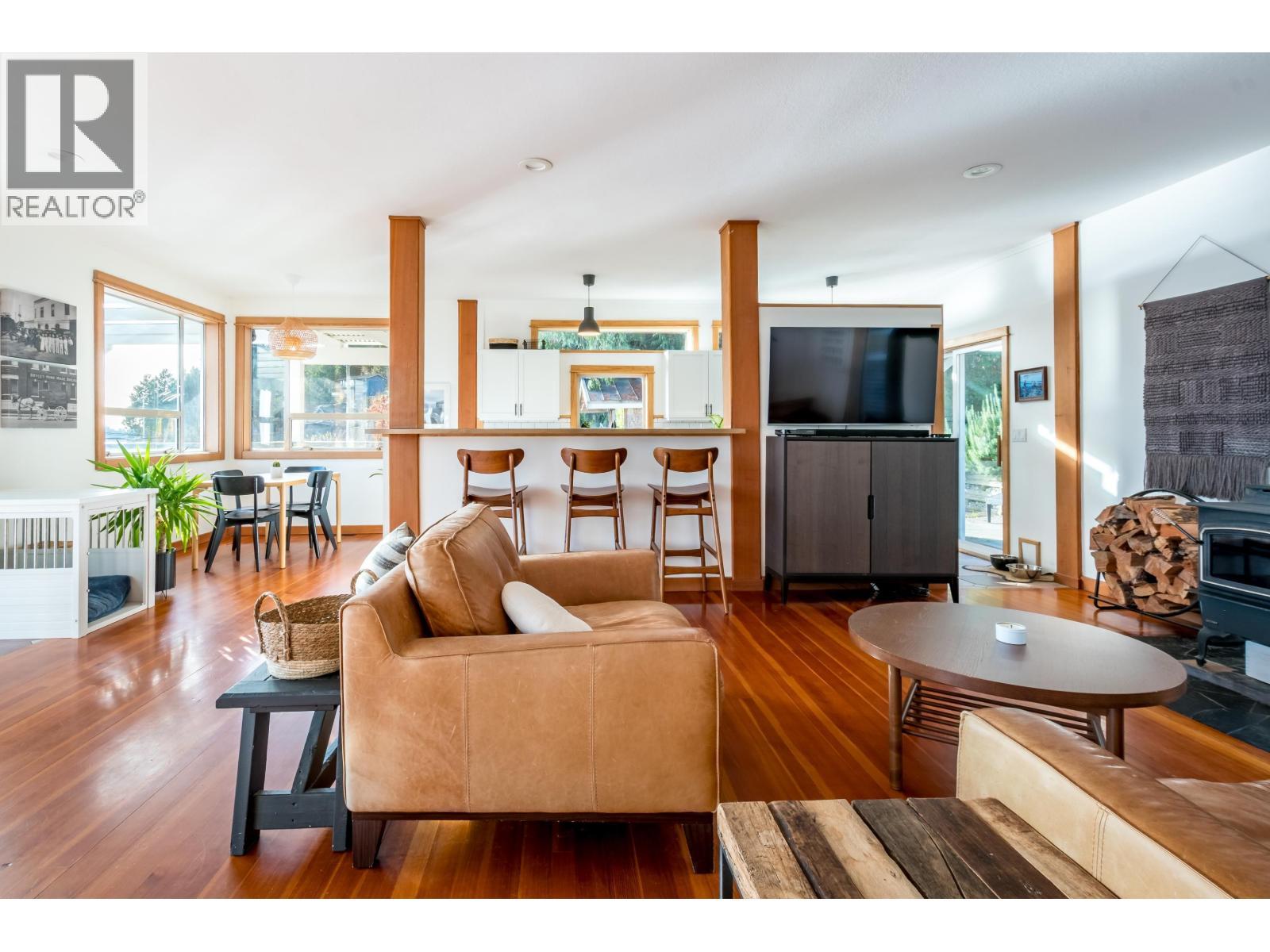 811 Marine Drive, Gibsons, BC - Indoor Photo Showing Living Room