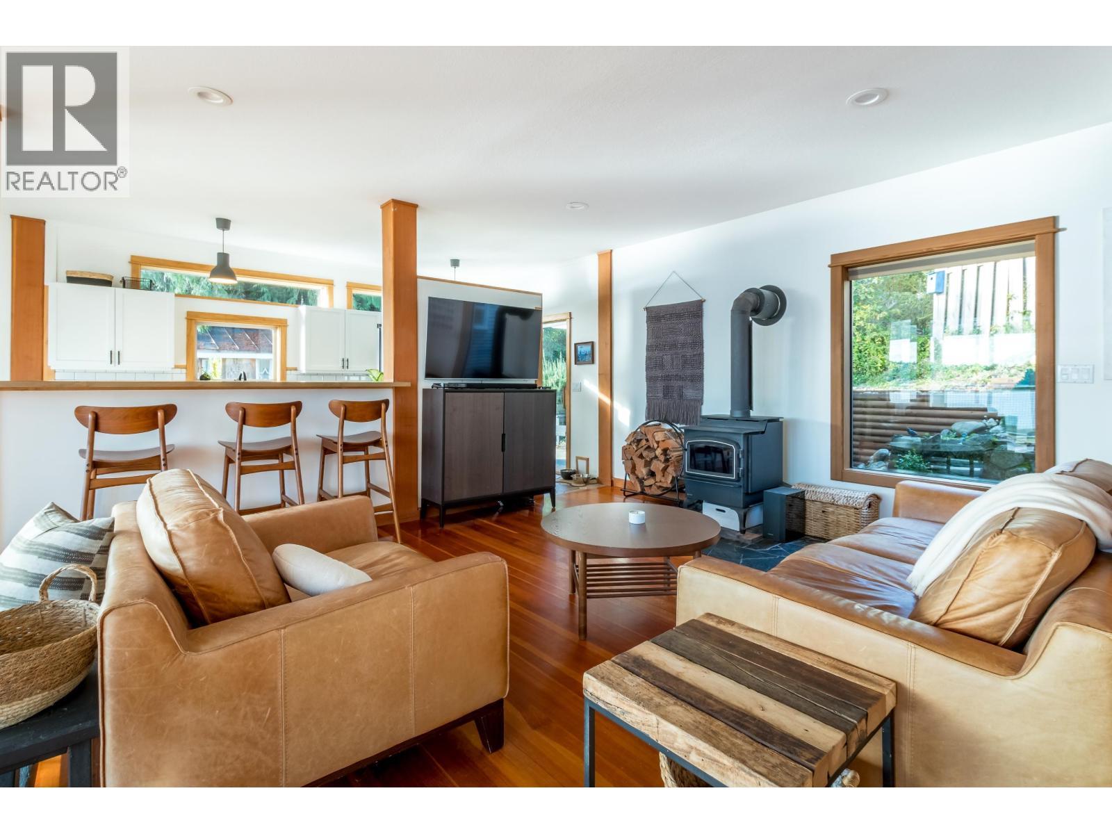 811 Marine Drive, Gibsons, BC - Indoor Photo Showing Living Room