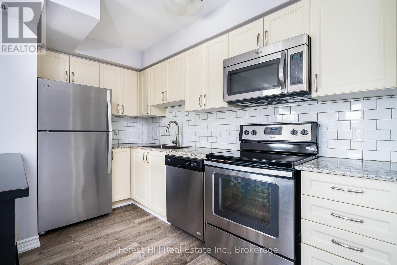 108 - 2 Anchorage Crescent, Collingwood, ON - Indoor Photo Showing Kitchen With Stainless Steel Kitchen With Upgraded Kitchen