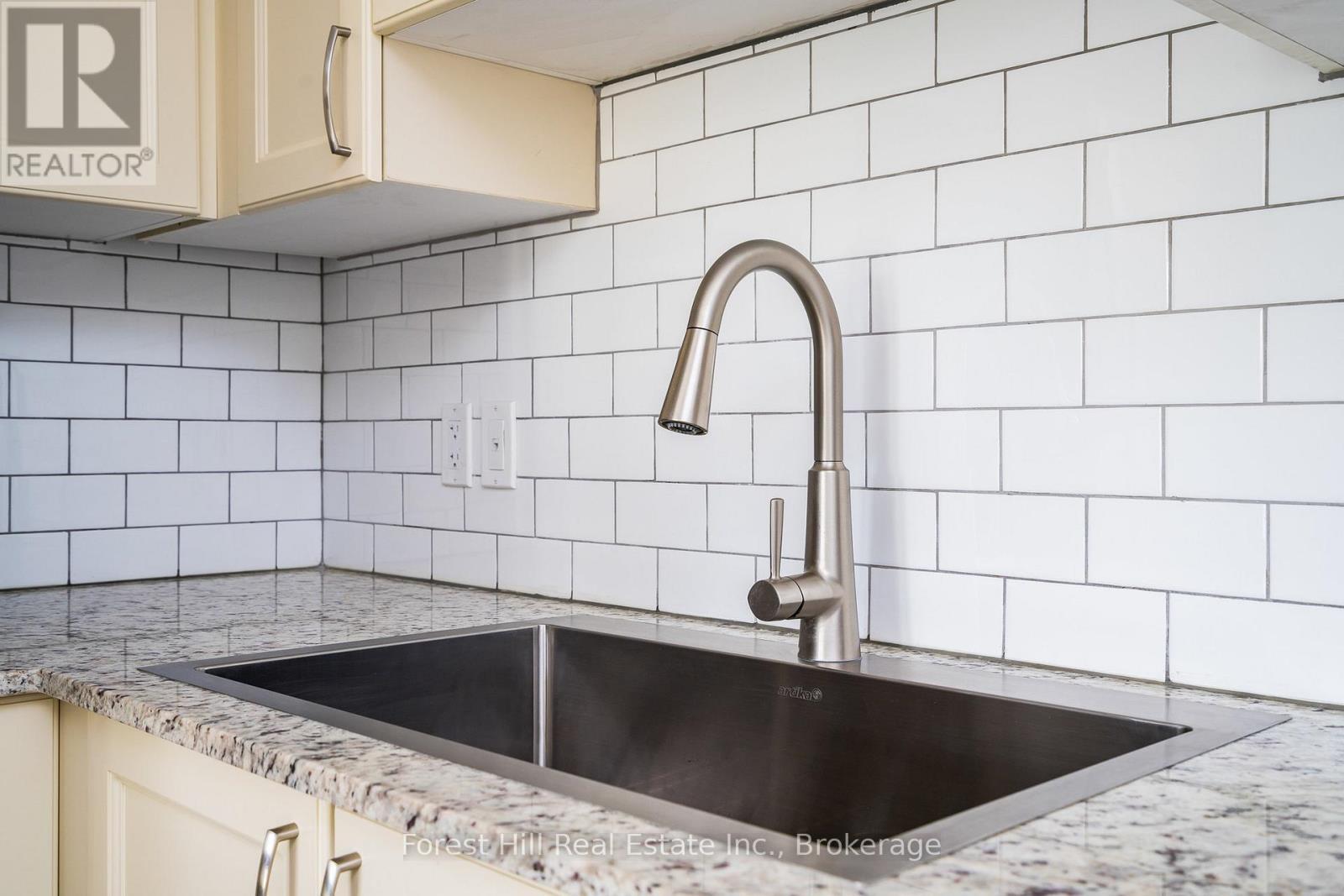 108 - 2 Anchorage Crescent, Collingwood, ON - Indoor Photo Showing Kitchen With Upgraded Kitchen