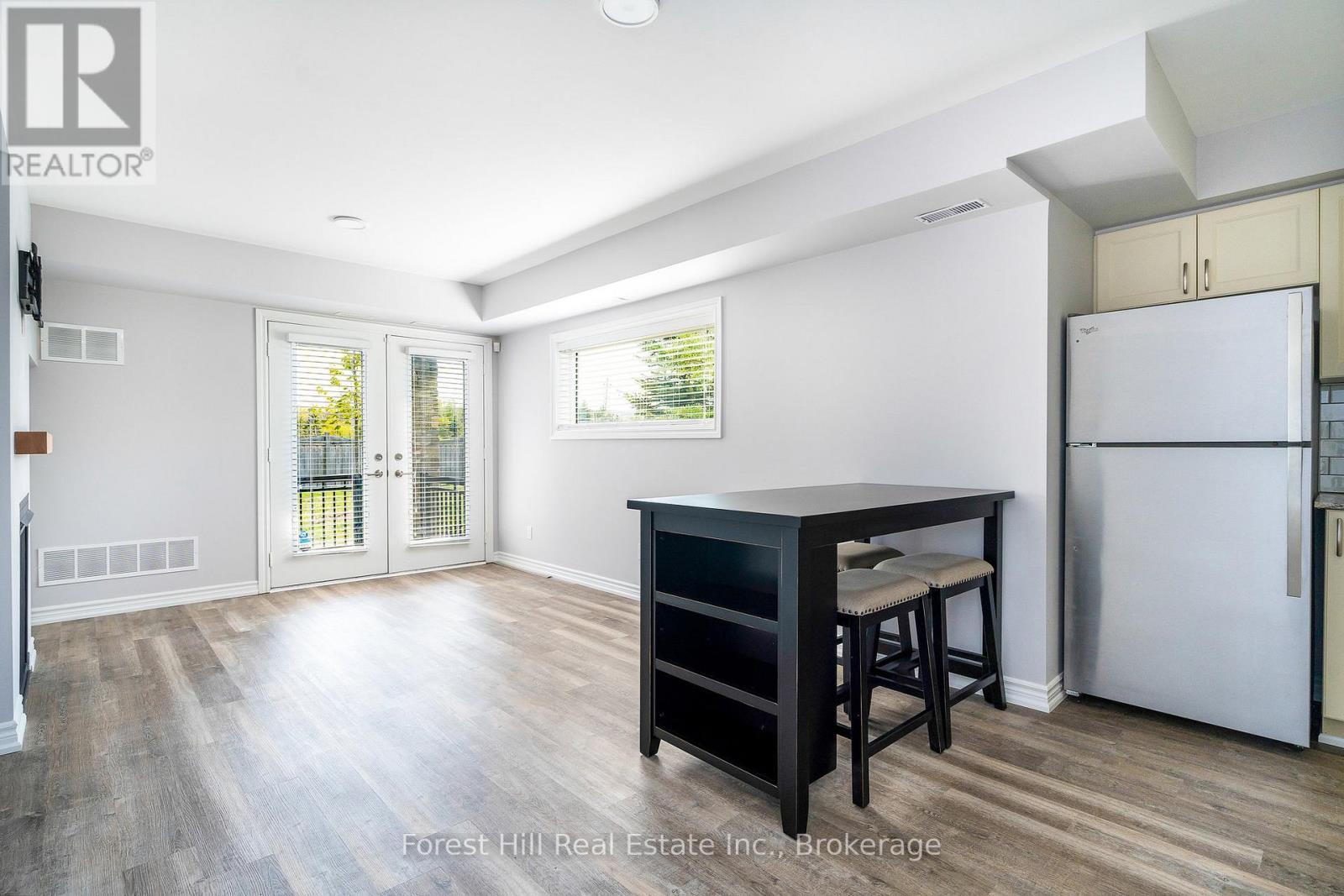 108 - 2 Anchorage Crescent, Collingwood, ON - Indoor Photo Showing Kitchen