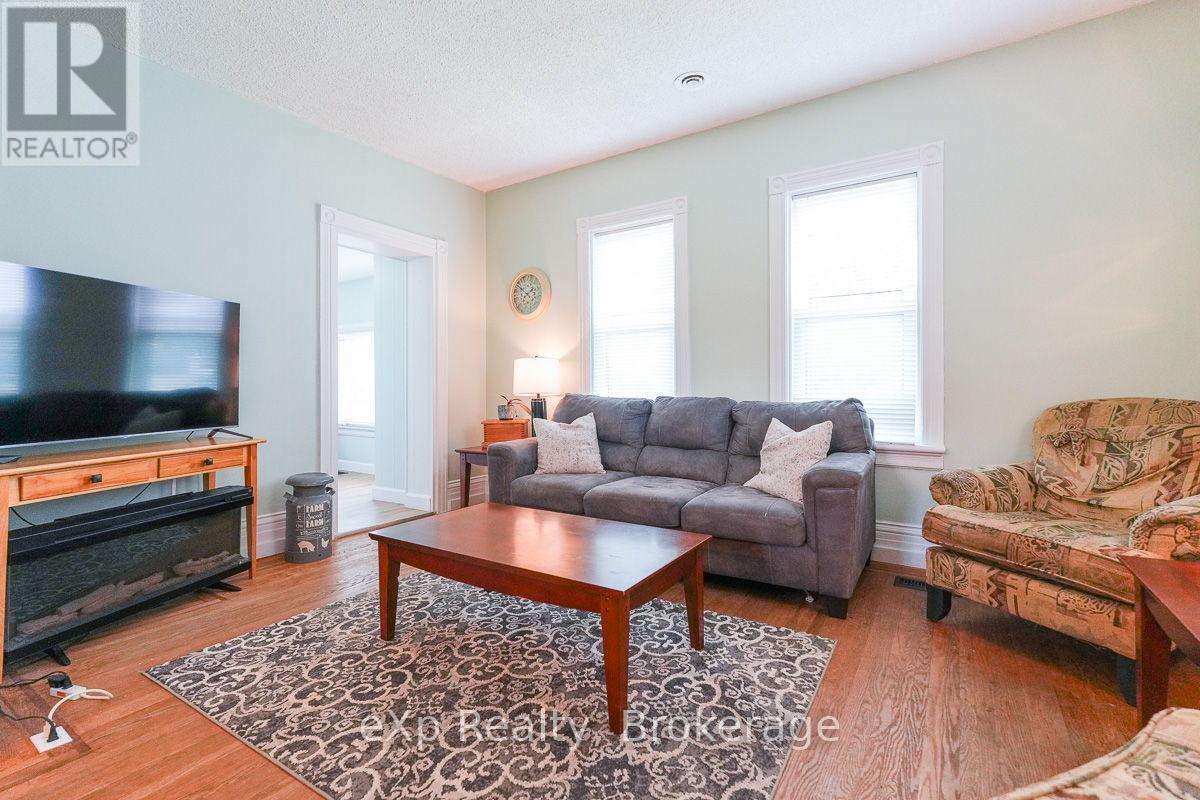 594 10Th A Street W, Owen Sound, ON - Indoor Photo Showing Living Room