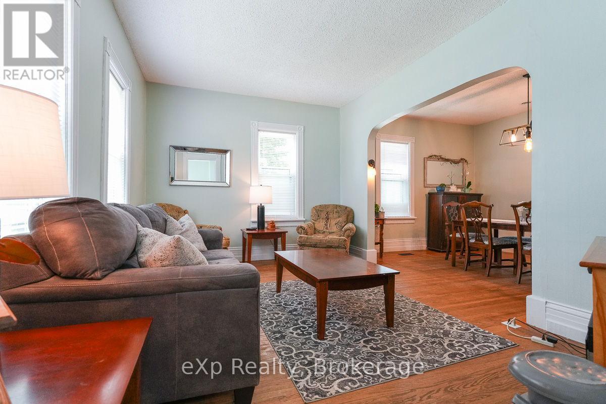 594 10Th A Street W, Owen Sound, ON - Indoor Photo Showing Living Room