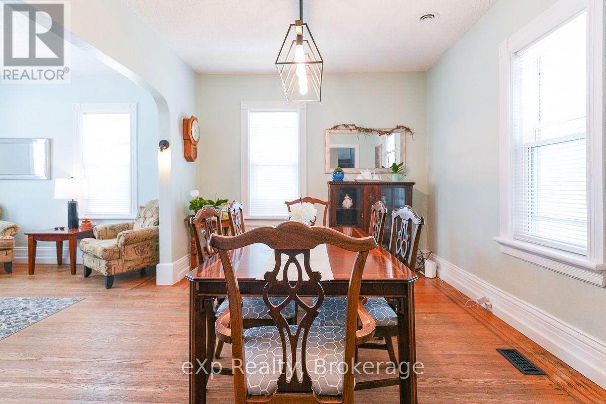 594 10Th A Street W, Owen Sound, ON - Indoor Photo Showing Dining Room