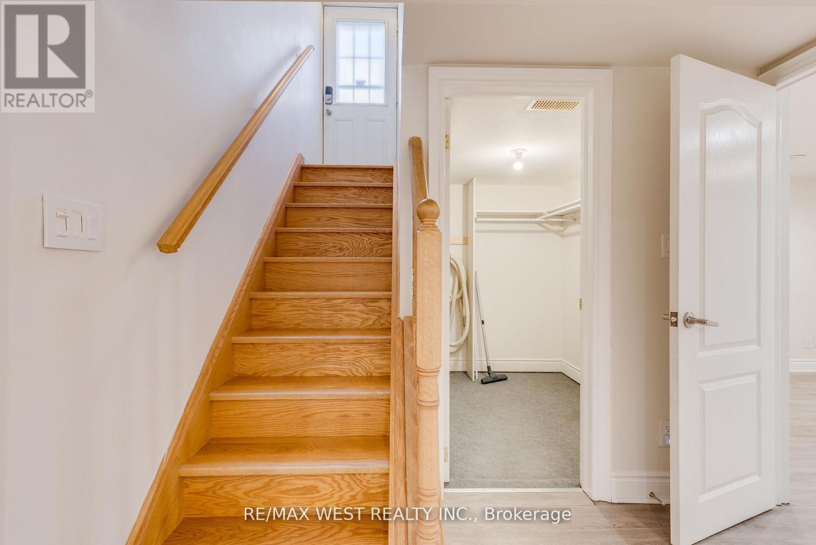 Lower - 606 Conacher Drive, Toronto, ON - Indoor Photo Showing Other Room