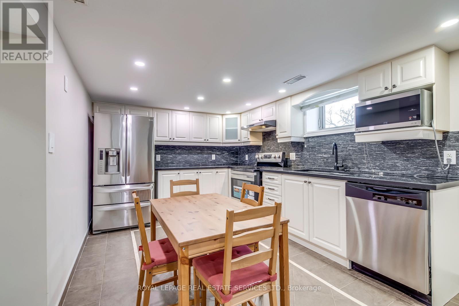 Lower - 23 Ivanhoe Court, Toronto, ON - Indoor Photo Showing Kitchen With Upgraded Kitchen