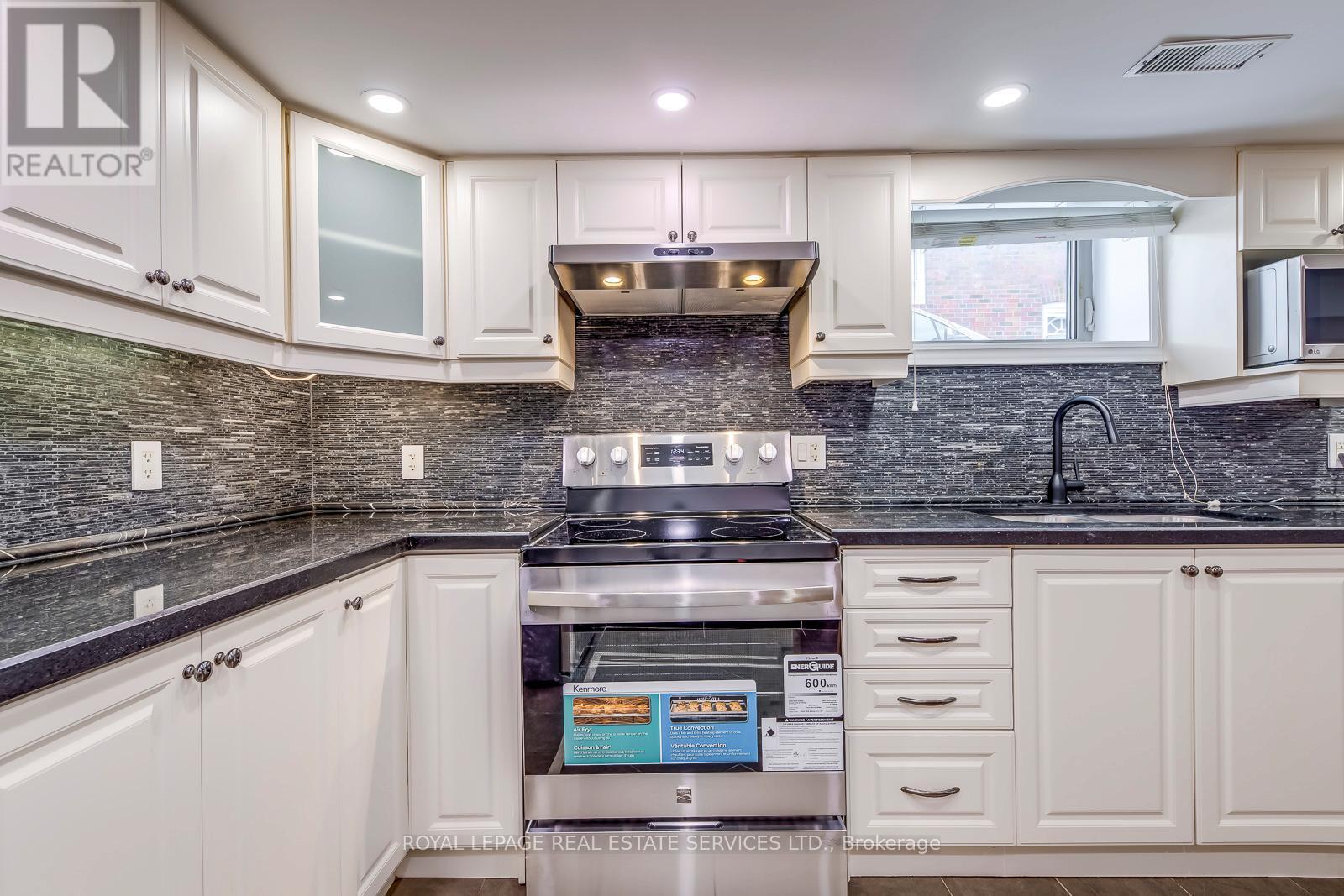 Lower - 23 Ivanhoe Court, Toronto, ON - Indoor Photo Showing Kitchen With Upgraded Kitchen