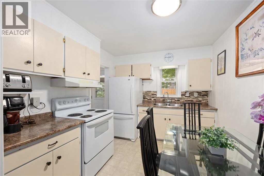 298 Lorne Avenue, Wallaceburg, ON - Indoor Photo Showing Kitchen With Double Sink