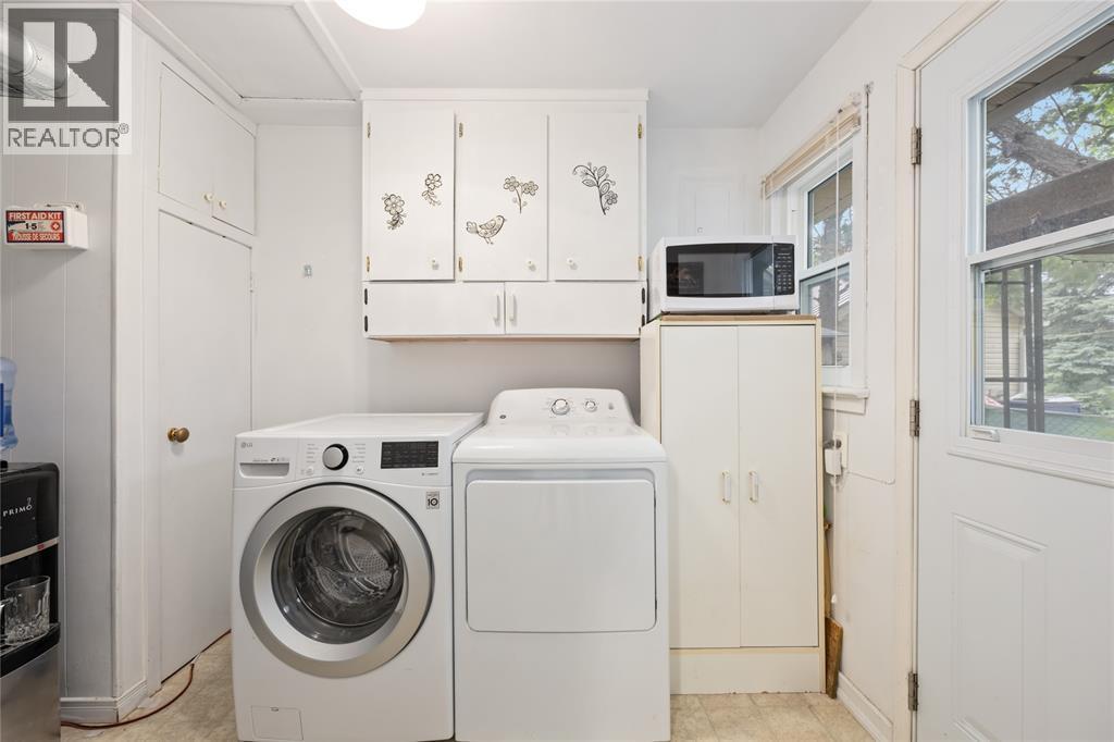 298 Lorne Avenue, Wallaceburg, ON - Indoor Photo Showing Laundry Room