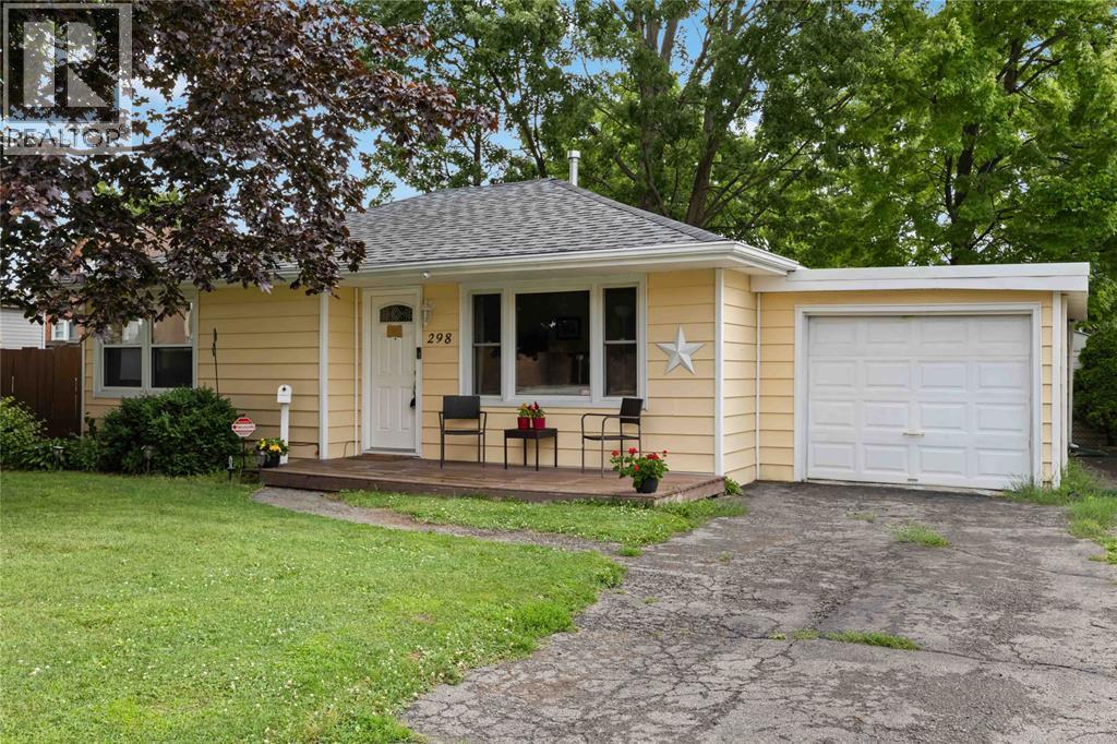 298 Lorne Avenue, Wallaceburg, ON - Outdoor With Deck Patio Veranda