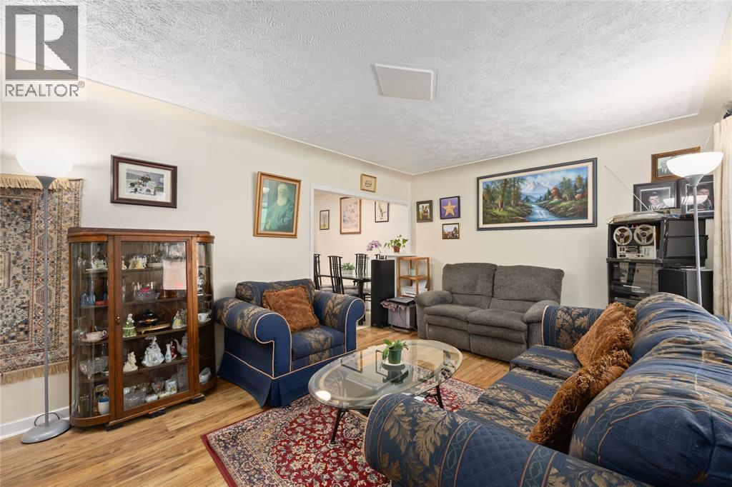 298 Lorne Avenue, Wallaceburg, ON - Indoor Photo Showing Living Room