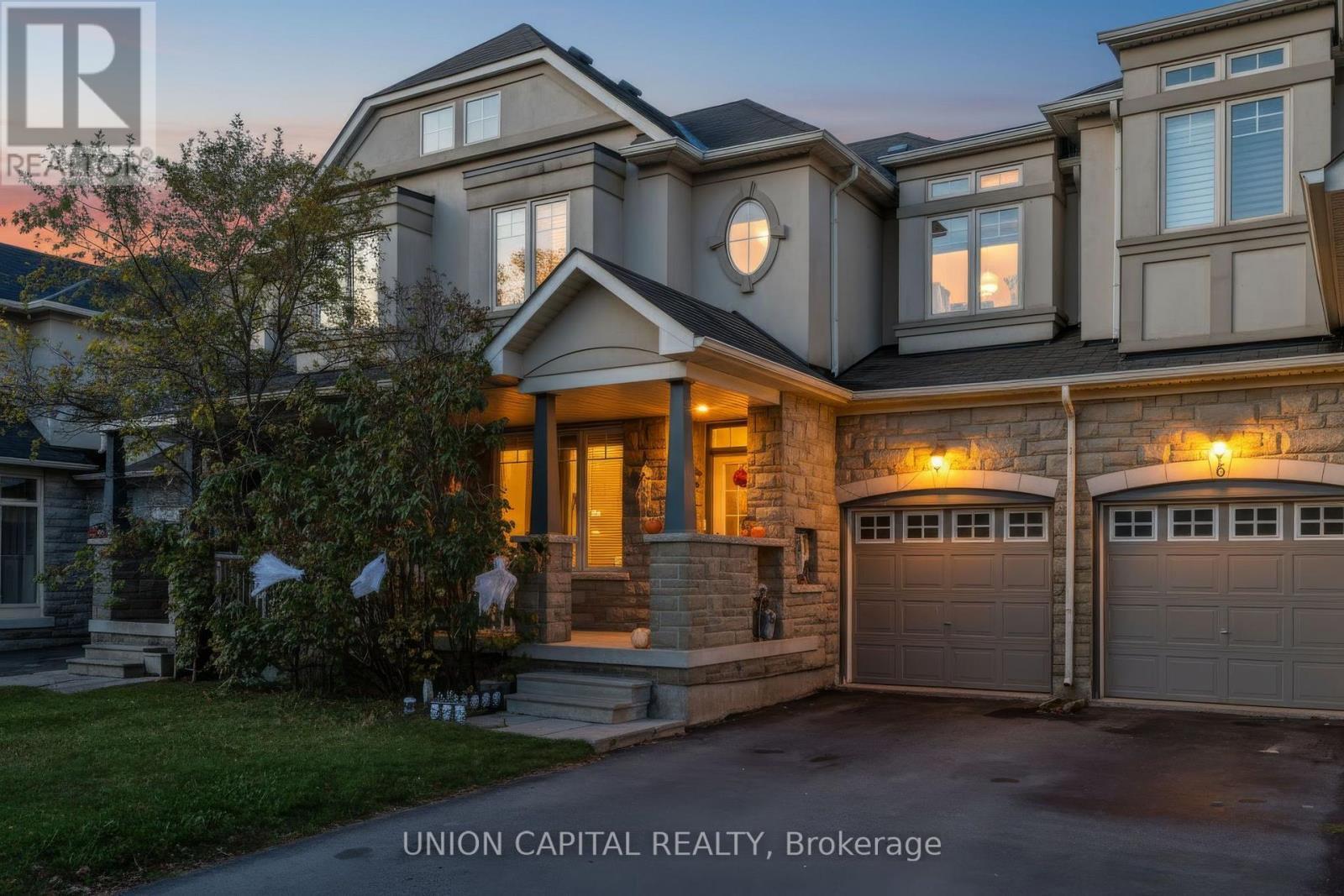 8 Stookes Crescent, Richmond Hill, ON - Outdoor With Facade