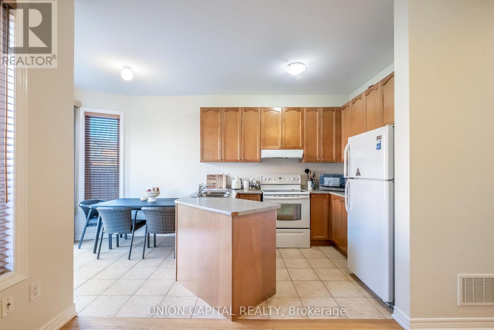 8 Stookes Crescent, Richmond Hill, ON - Indoor Photo Showing Kitchen