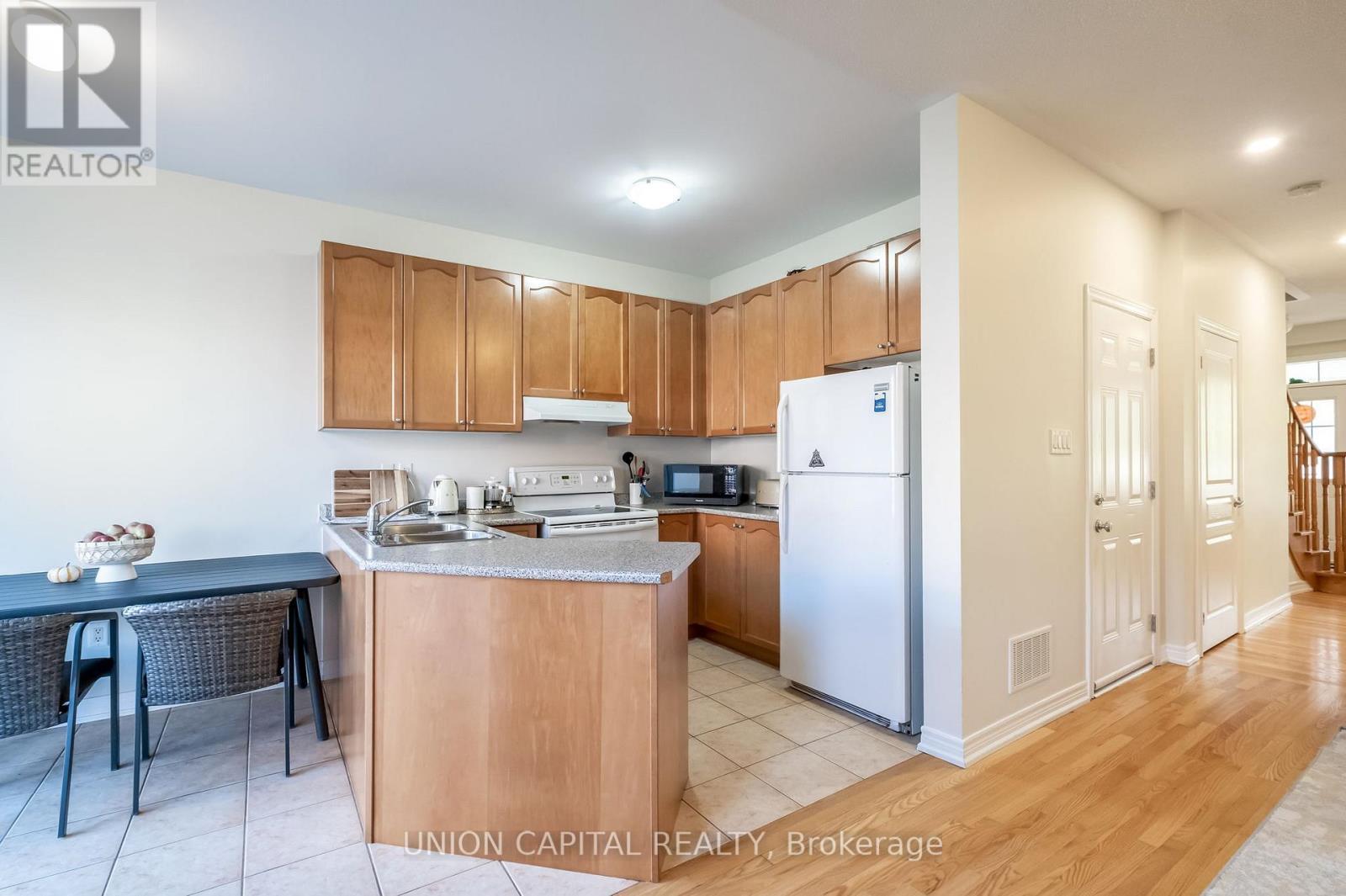 8 Stookes Crescent, Richmond Hill, ON - Indoor Photo Showing Kitchen