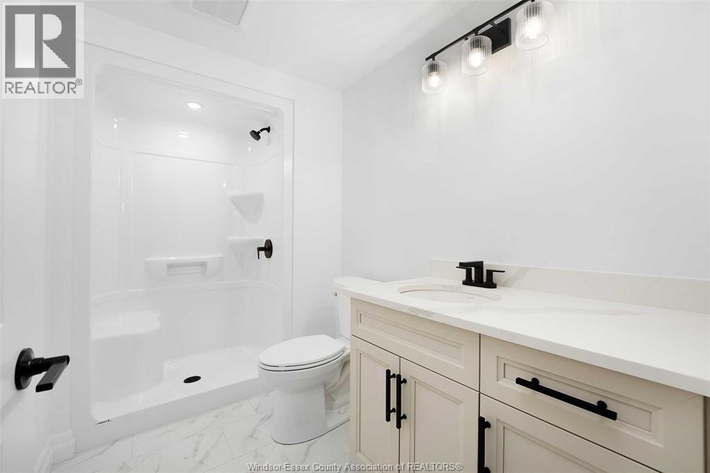 265 Charles, Essex, ON - Indoor Photo Showing Bathroom
