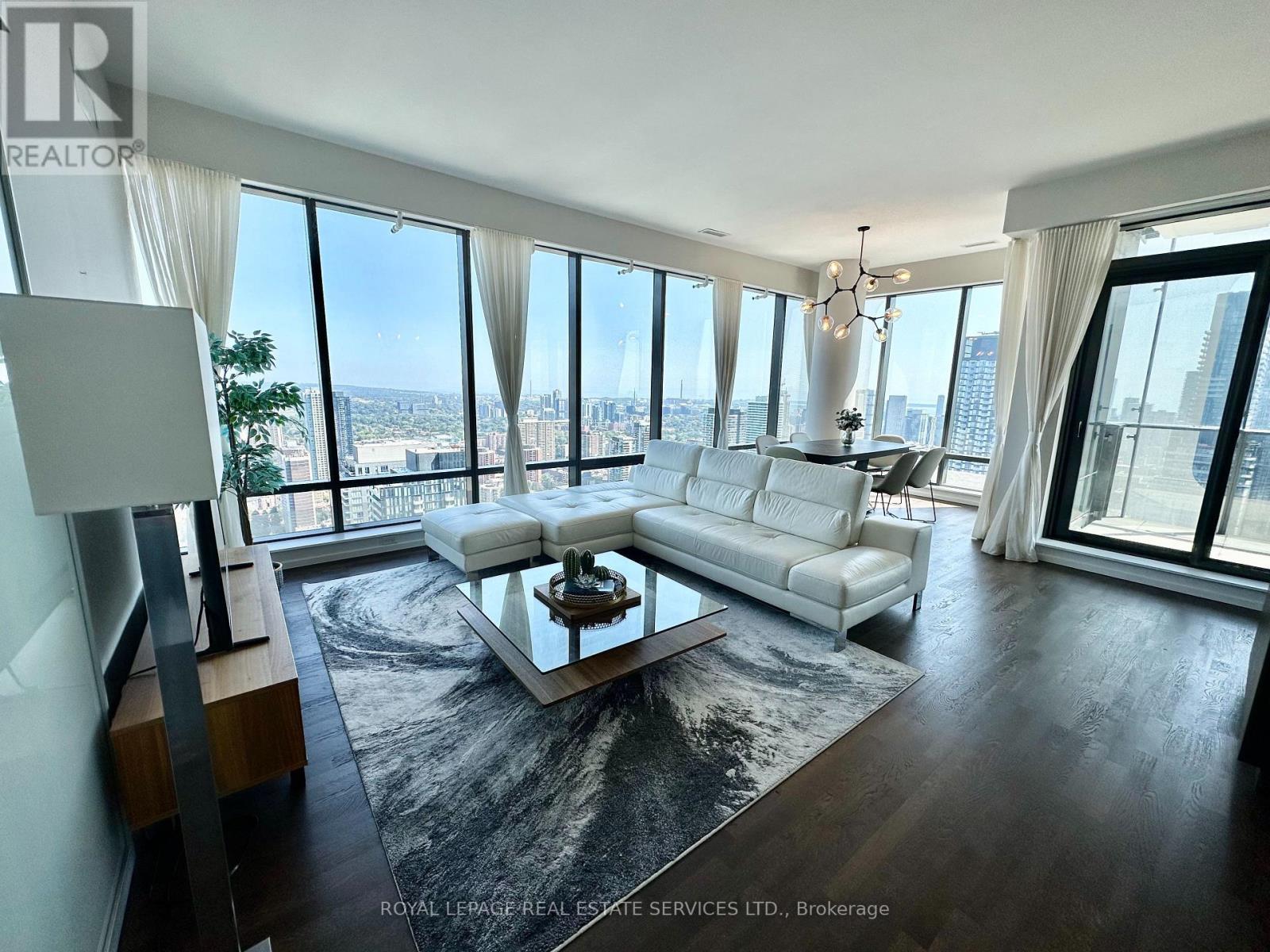 4501 - 5 St Joseph Street, Toronto, ON - Indoor Photo Showing Living Room