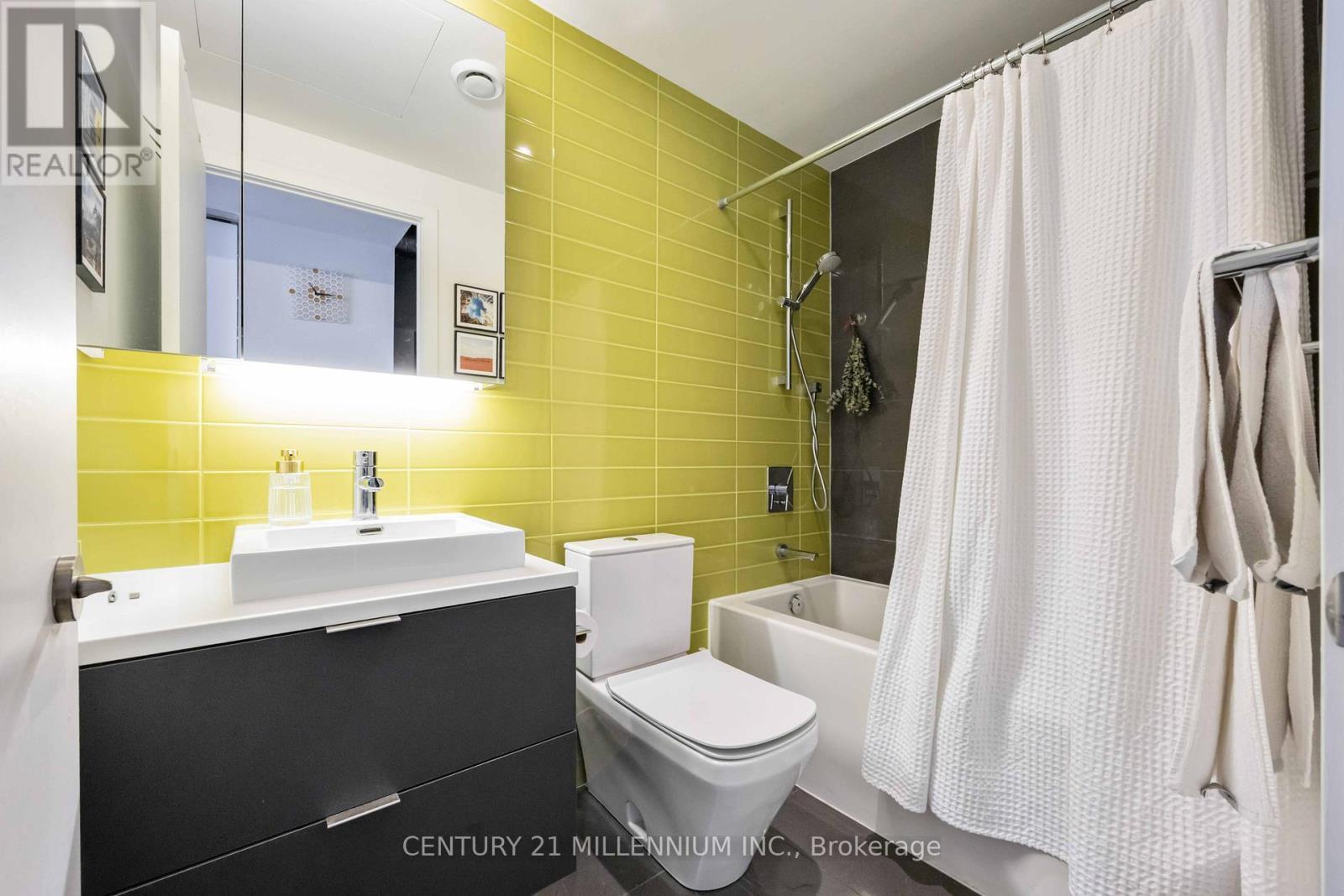 2409 - 170 Bayview Avenue, Toronto, ON - Indoor Photo Showing Bathroom