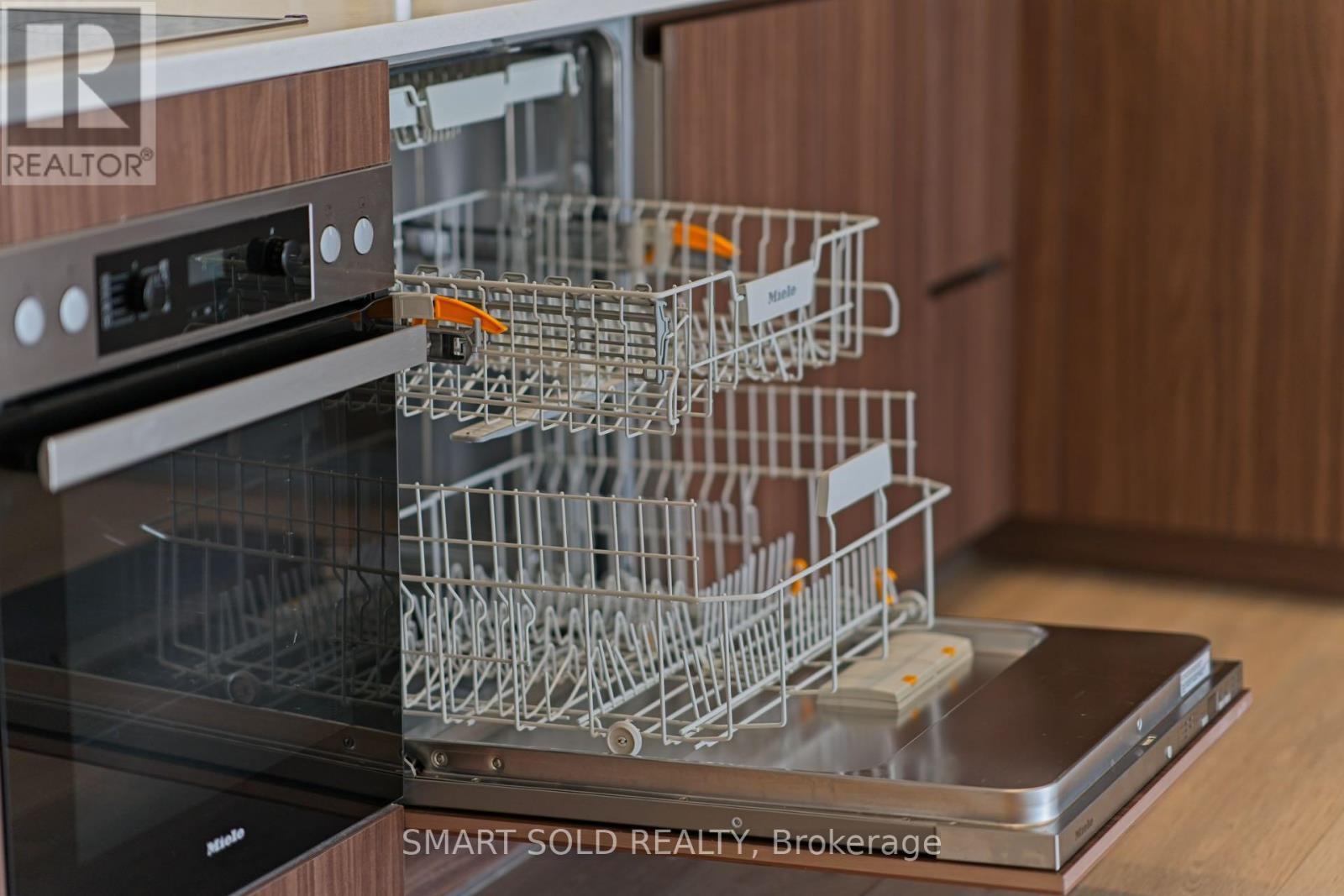 706 - 85 Mcmahon Drive, Toronto, ON - Indoor Photo Showing Other Room