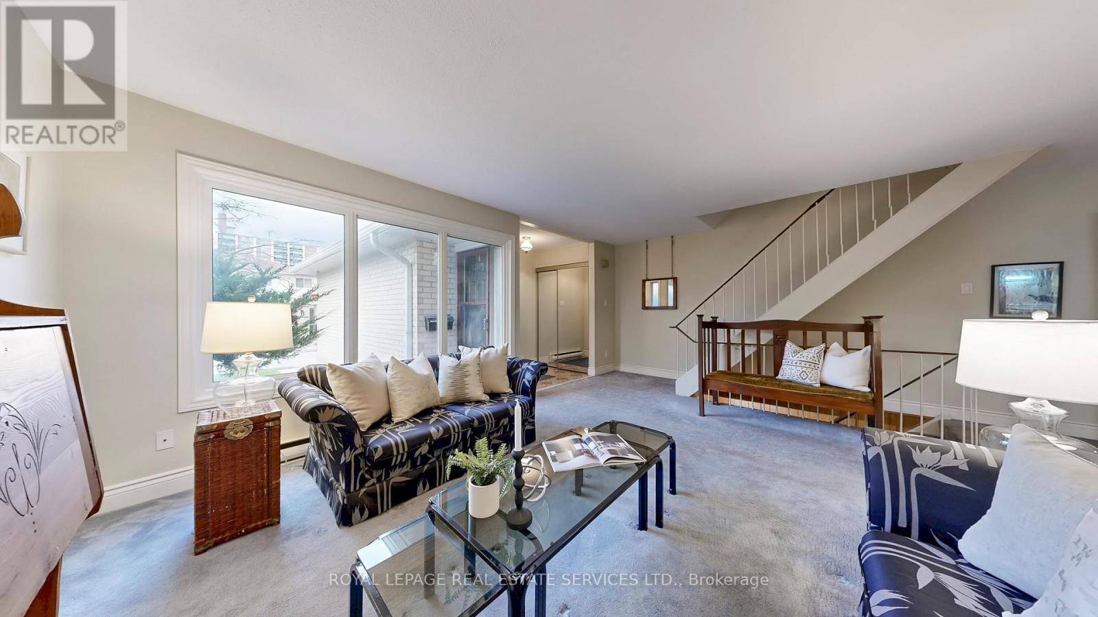 33 - 9 Plum Tree Way, Toronto, ON - Indoor Photo Showing Living Room